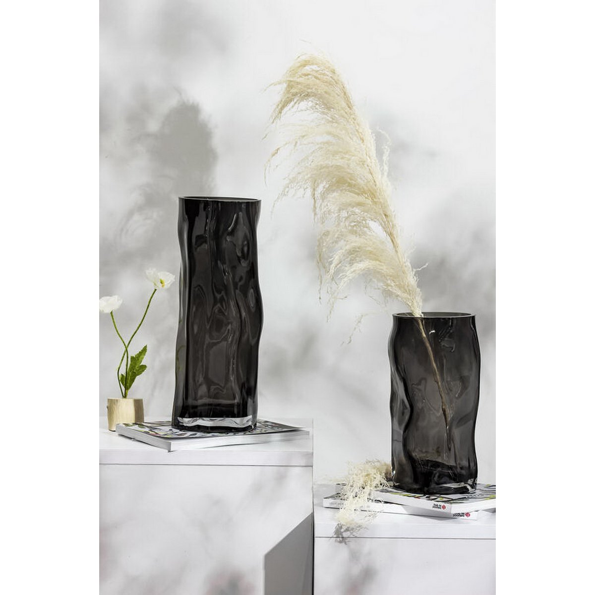 Element Accessories - Cilindrische glazen vaas met onregelmatige vorm, zoals zwart hout. ABU30GR