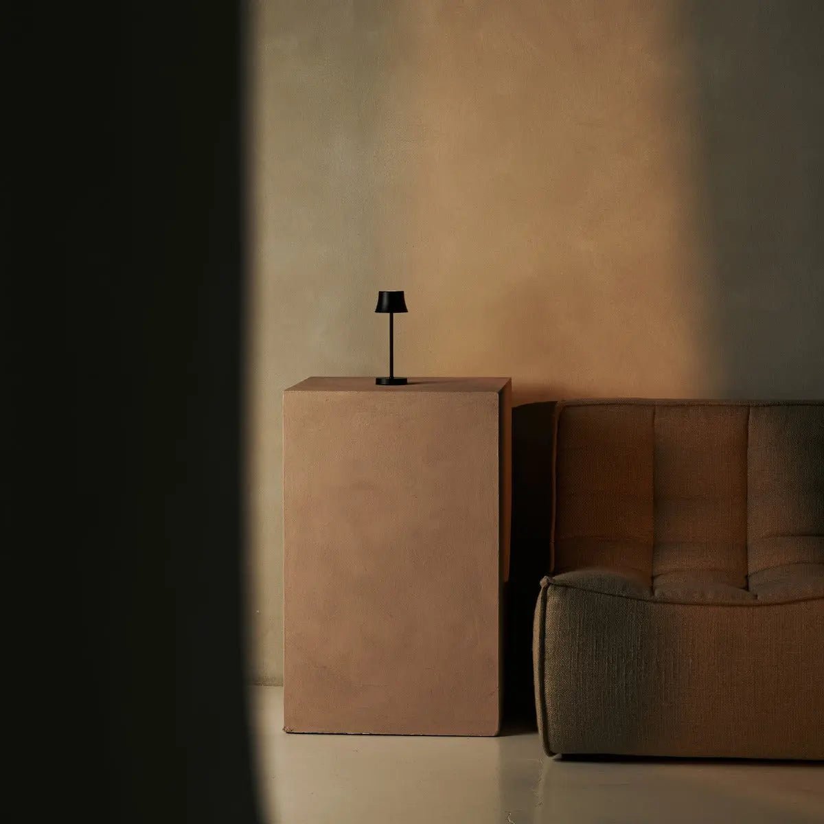 Tavellio-Amsterdam - De pijp mini middernacht zwart oplaadbare tafellamp - Draadloos opladen, dimbare lamp en 3 lichte kleuren