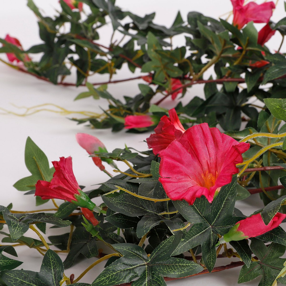 Glimmerdekorationen – Künstliche Petunien-Hängepflanze – L15 x B20 x H80 cm – Fuchsia