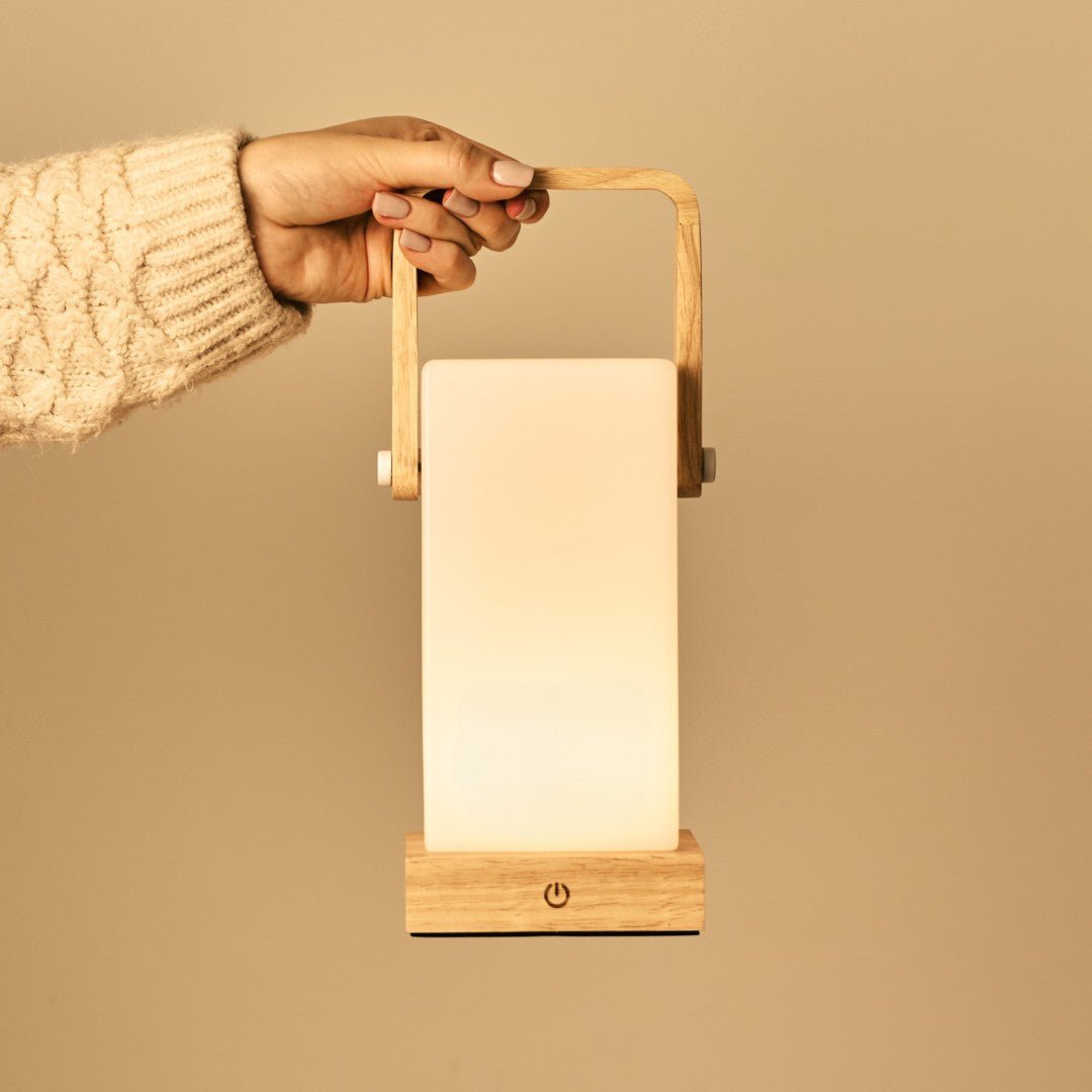 Tavellio-Amsterdam - Harper lichtbruine houten lamp – draadloze oplaadbare tafellamp met handvat