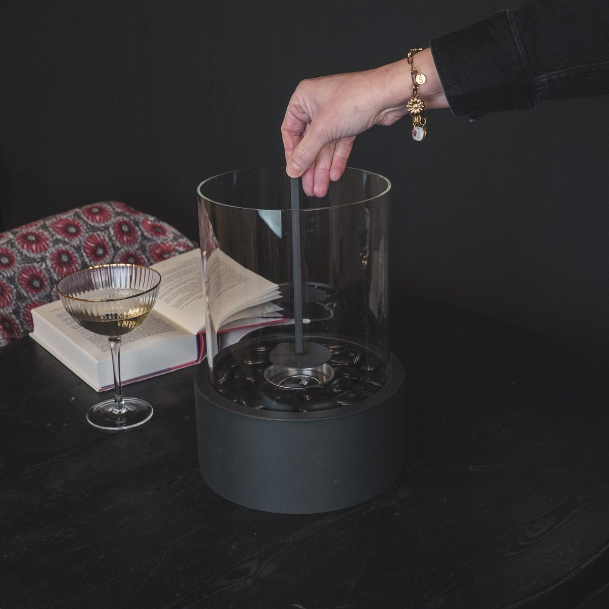 Housevitamin - Tafelbrander - Ronde - metaal/glas - zwart - 21x21x28 cm