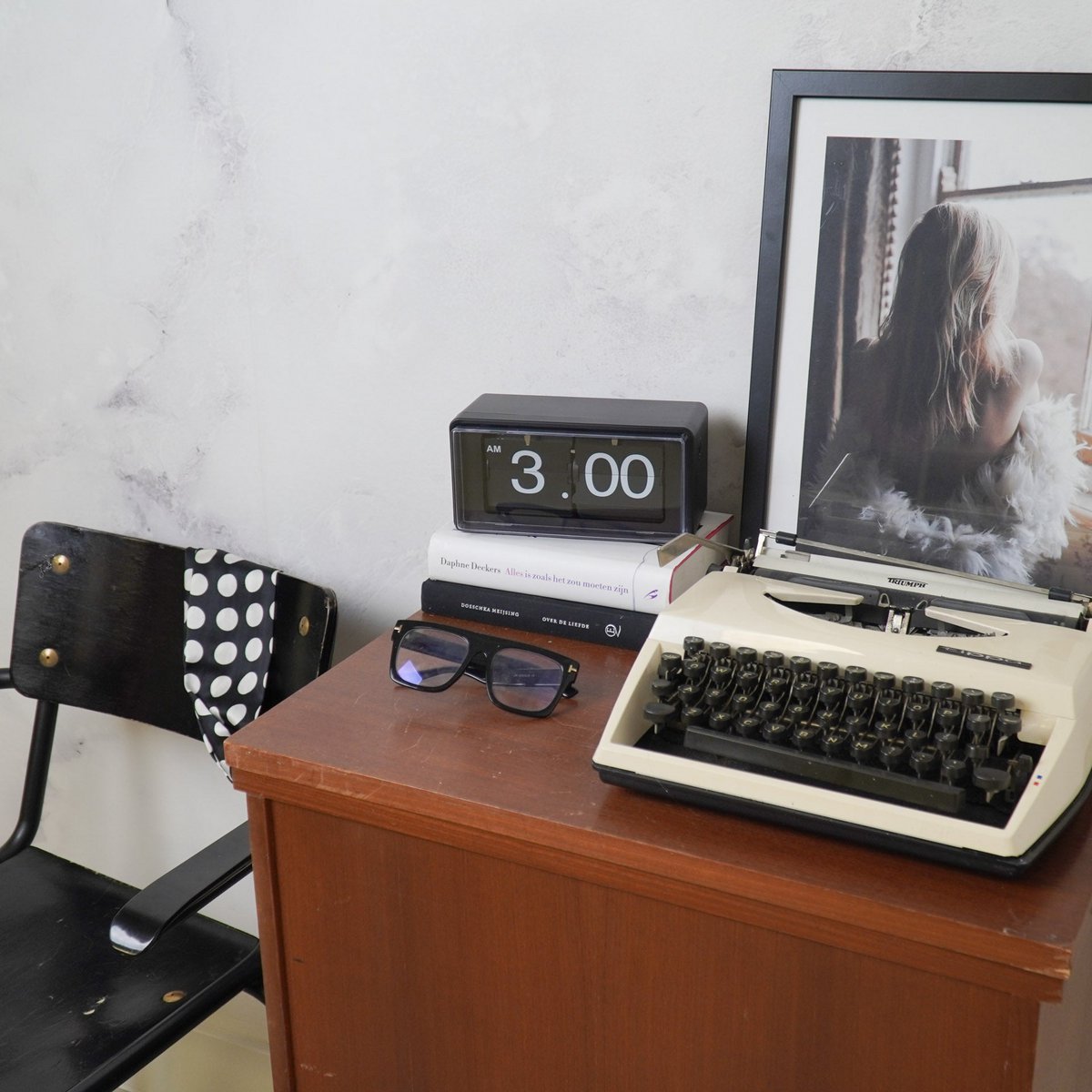 Housevitamin - Klokkabinet klok flip over-zwart- 22x13x11,5 cm