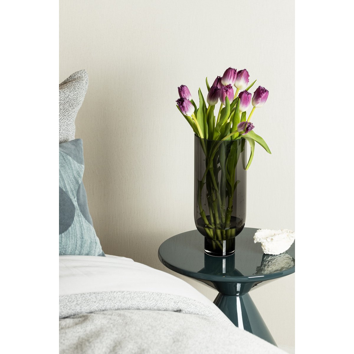 Element Accessories - Sobere moderne glazen vaas, cilindrische vorm op een elegante voet, donkergrijs, OMAHA14GR