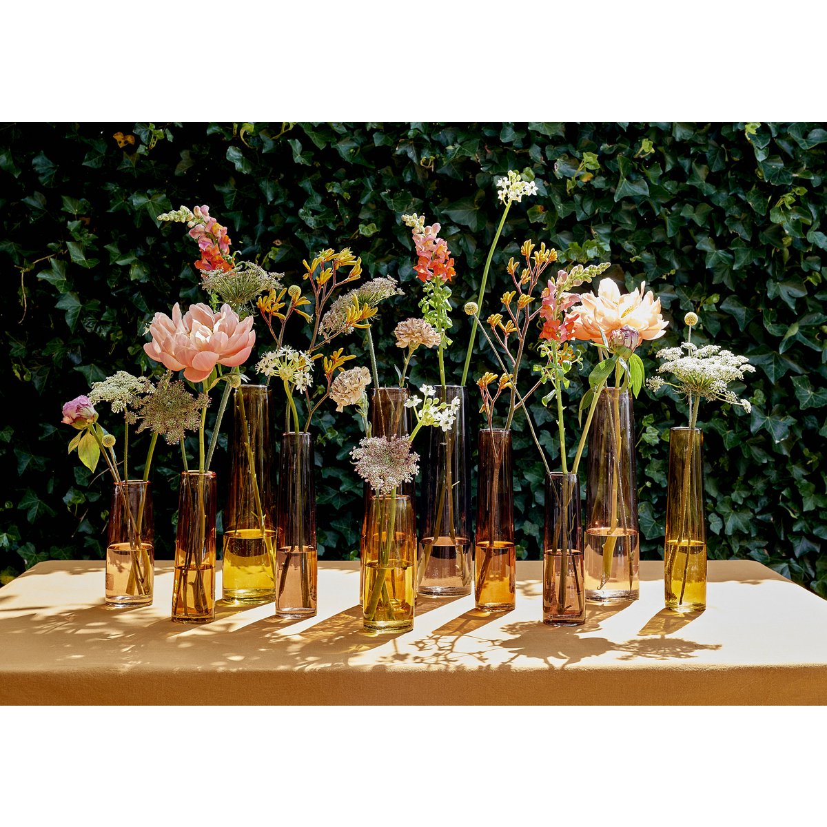 Glimmerdekorationen - Xandra Schmale Vase - H38 x Ø10 cm - Glas - Braun