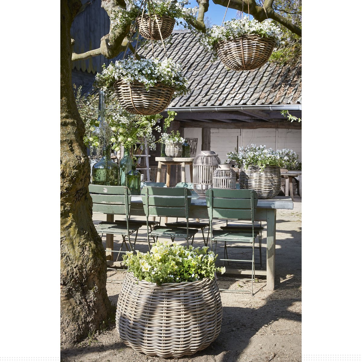 Glimmerdekorationen – Hängender Pflanzkorb Marcia für den Außenbereich – H20 x Ø40 cm – Rattan – Grau