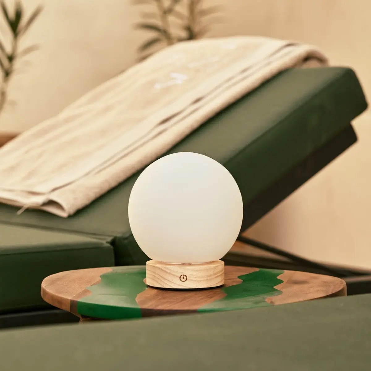 Tavellio-Amsterdam - Flore lichtbruine houten lamp met glazen lamp - oplaadbaar en dimbaar draadloos licht