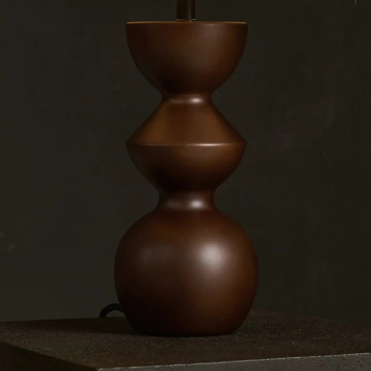 Tavellio-Amsterdam - Kai donkerbruine tafellamp met zandkleurige lampenkap – stijlvolle, handgemaakte verlichting