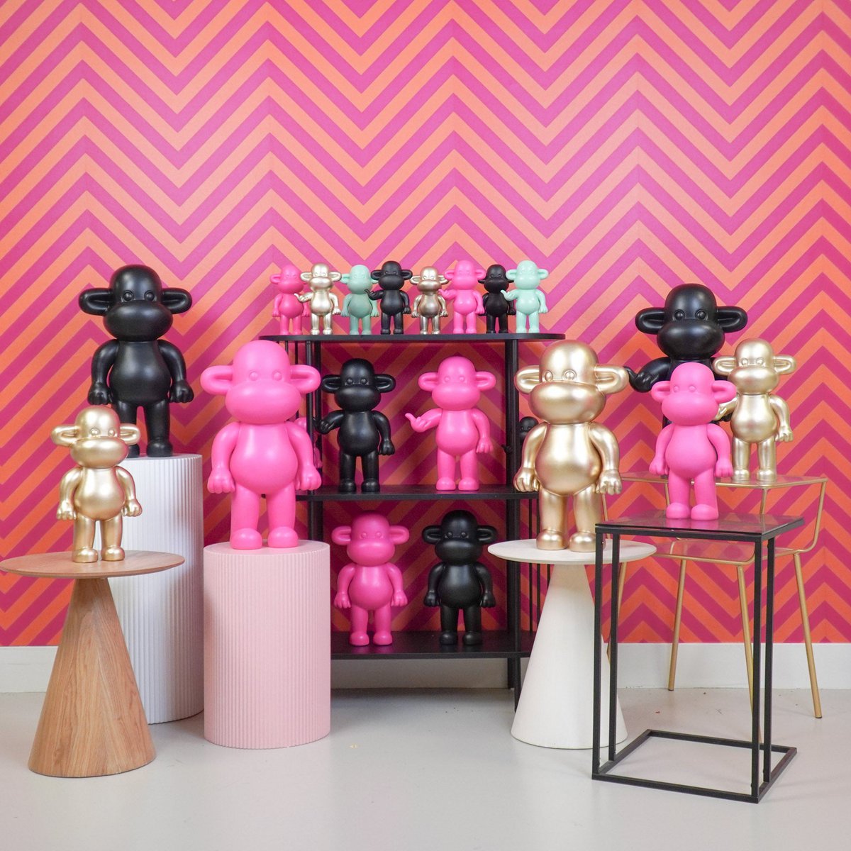 Housevitamin - Ornament - aap -beeldje 'de legende'- polyresin - roze - 20,5x13,5x35cm