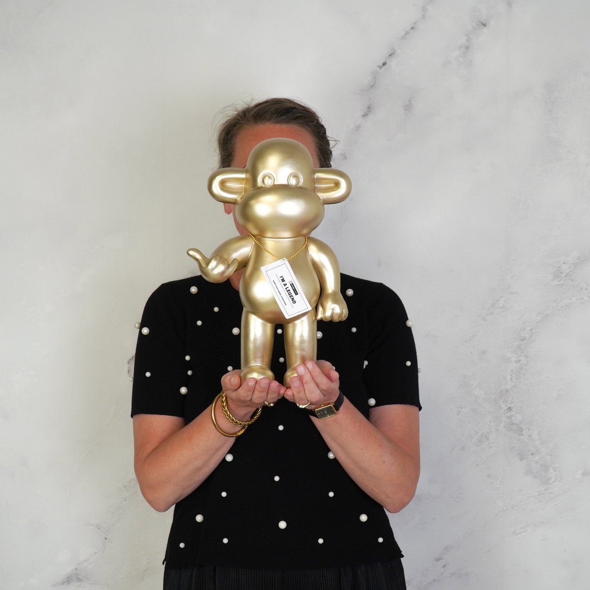 Housevitamin - Ornament - hang losse aap beeldje 'de legende' - polyresin - goud - 20,5x13,5x35cm