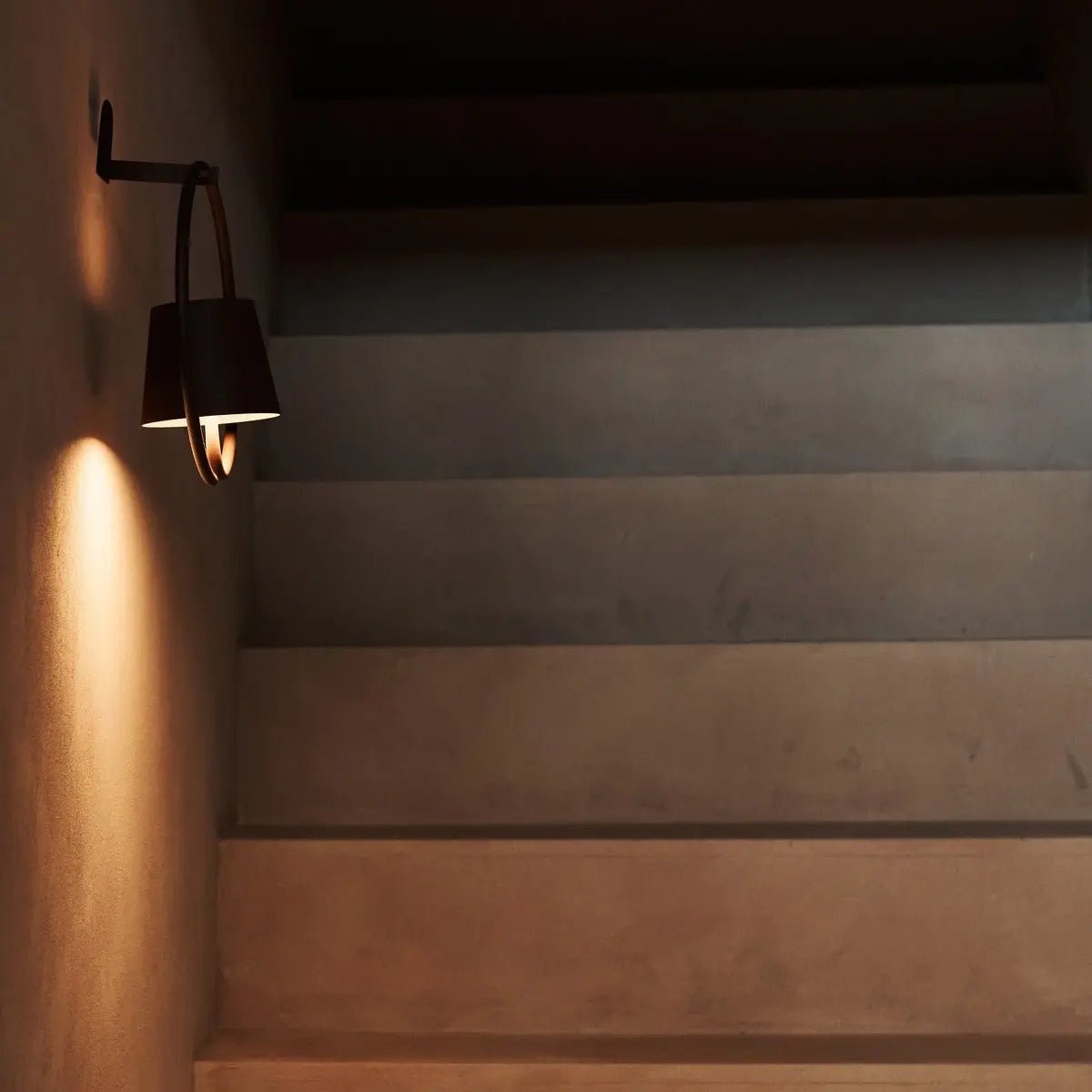 Tavellio-Amsterdam - Cielo donkerbruine oplaadbare metalen wandlamp – draadloos, dimbaar en stijlvol