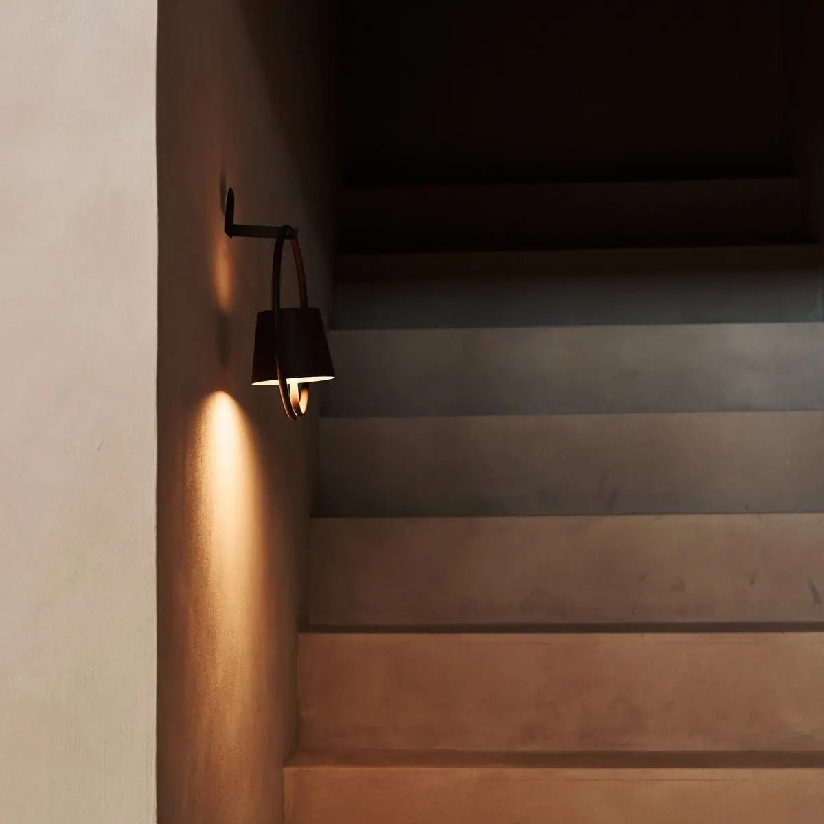 Tavellio-Amsterdam - Cielo donkerbruine oplaadbare metalen wandlamp – draadloos, dimbaar en stijlvol