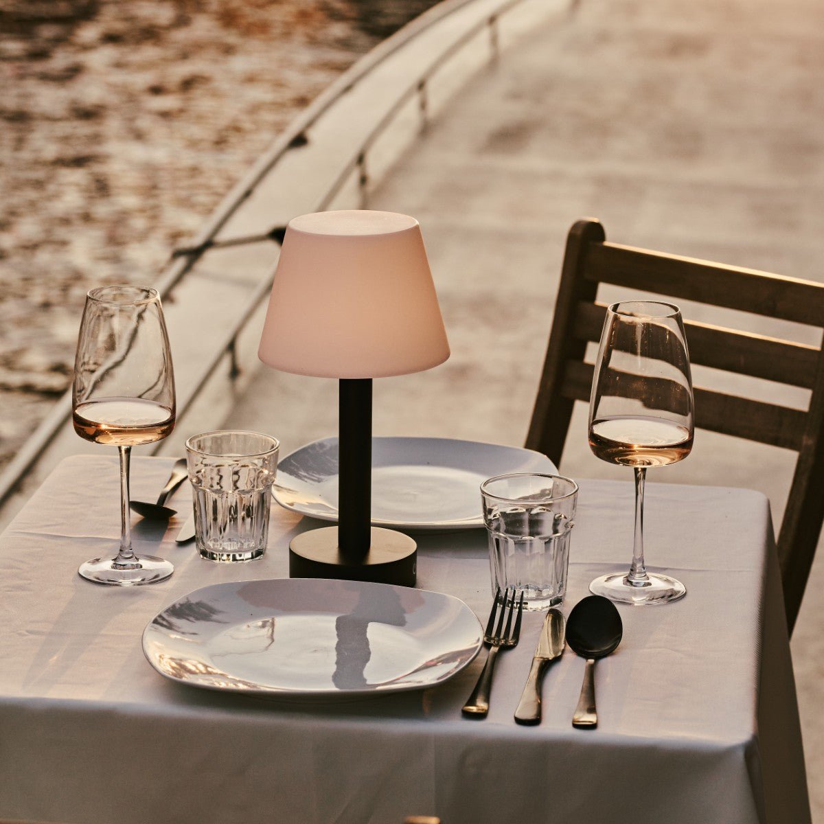 Tavellio-Amsterdam - Zoë Zwarte Houten Oplaadbare Tafellamp | Dimbaar en draagbaar | Batterijduur van 80 uur