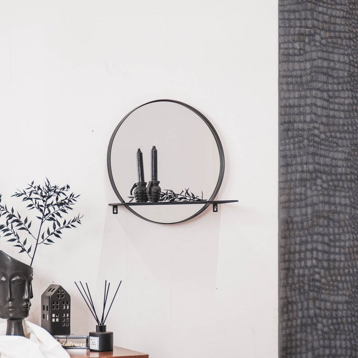 Housevitamin - Spiegel - Rond - Metaal - Met Plank - Zwart - Ø40cm