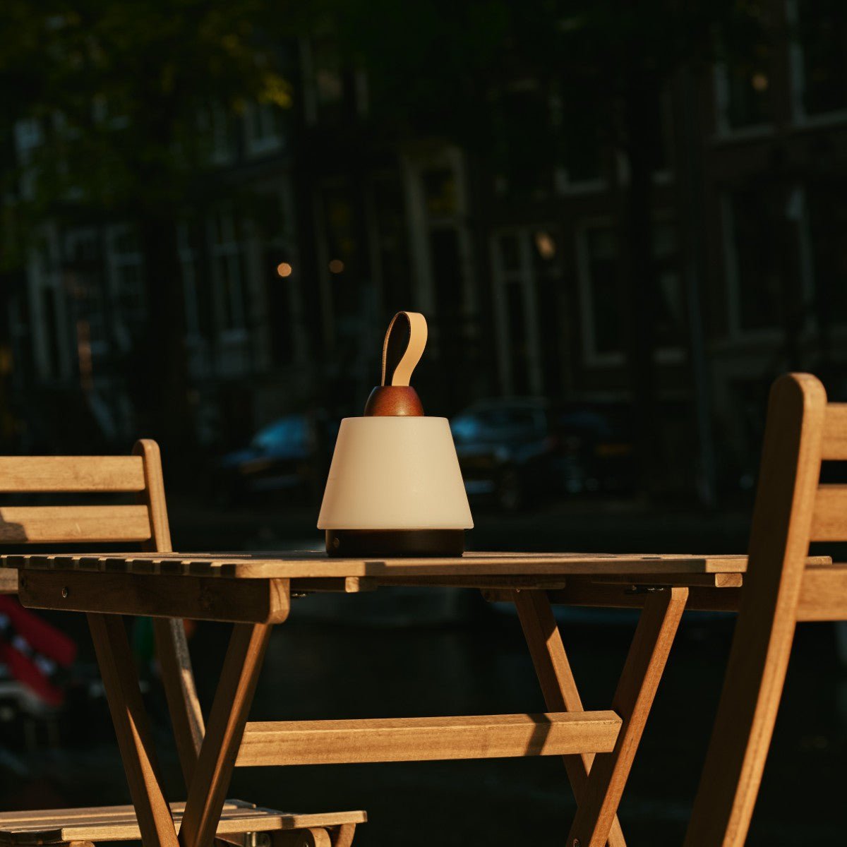 Tavellio-Amsterdam - Liv donkerbruine oplaadbare lamp – leren band, dimbaar, draadloos