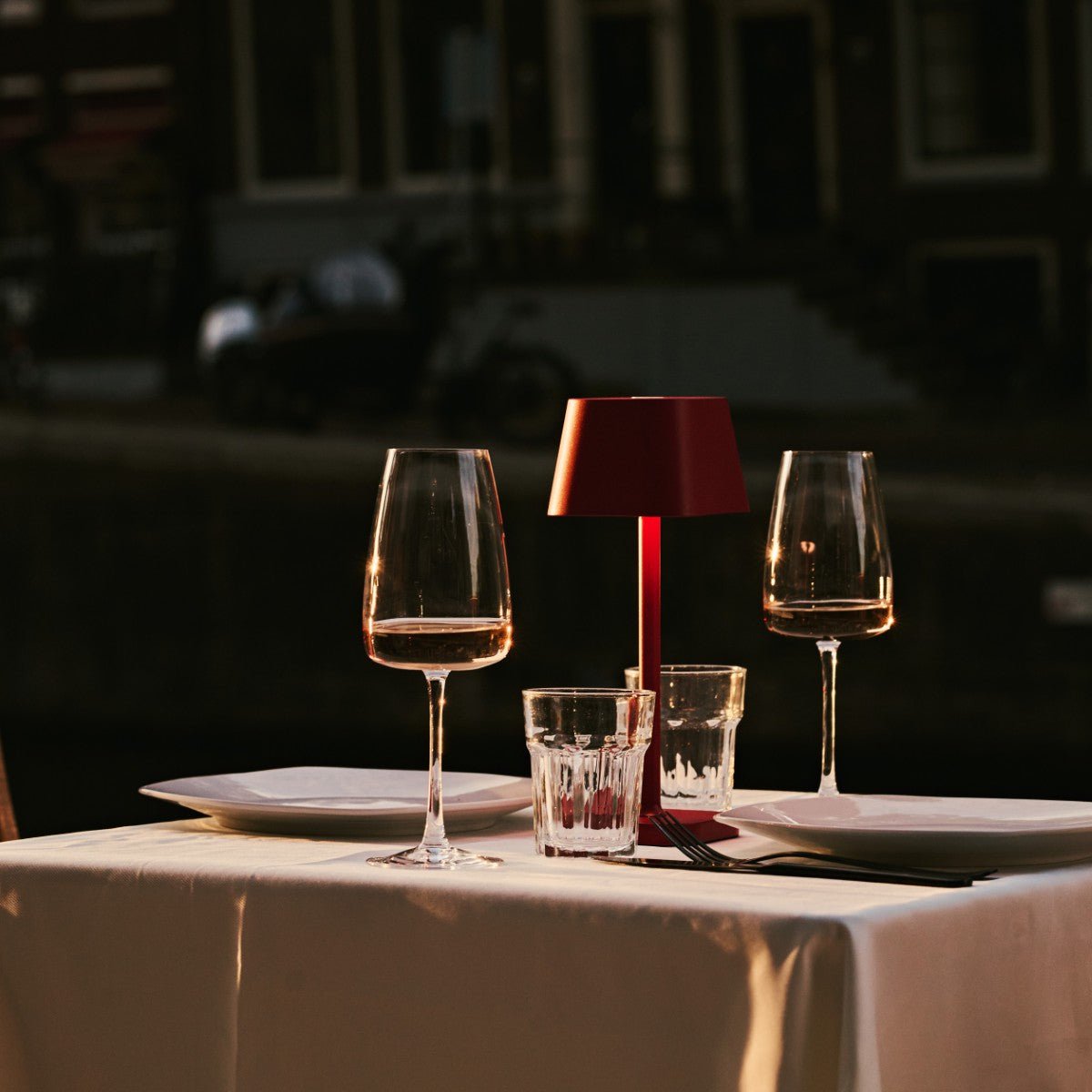 Tavellio-Amsterdam - Ava Berry Red - Oplaadbare tafellamp | Stijlvol, draadloos en dimbaar