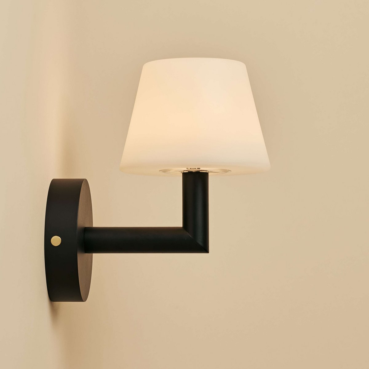 Tavellio-Amsterdam - Ted Black houten oplaadbare wandlamp | Draadloze en dimbare verlichting