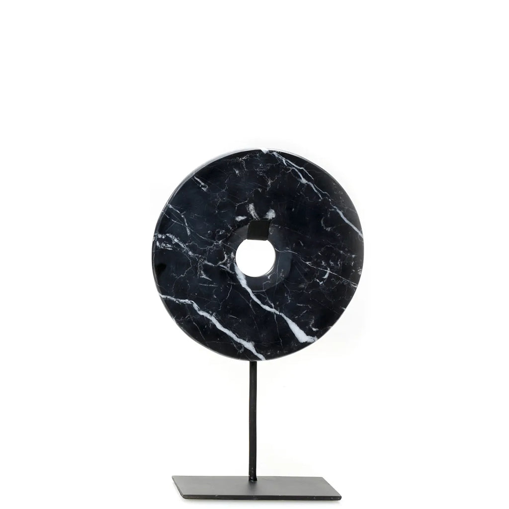 Bazar Bizar - Decoratief figuur op standaard 'Marble Disc' (Zwart, M)