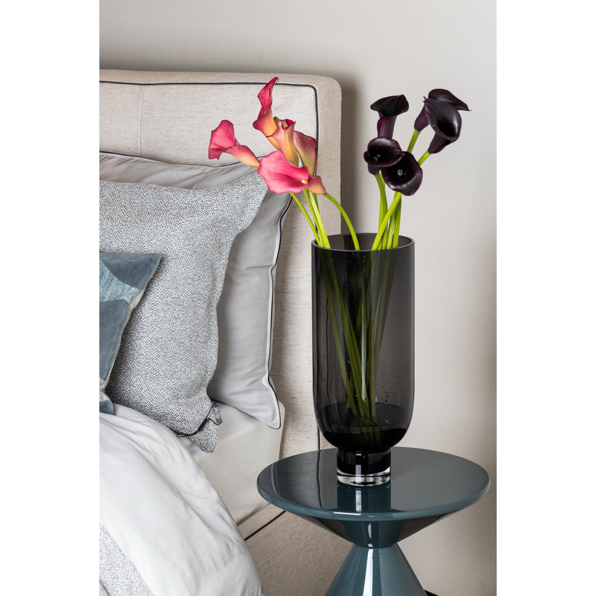 Element Accessories - Sobere moderne glazen vaas, cilindrische vorm op een elegante voet, donkergrijs, OMAHA14GR