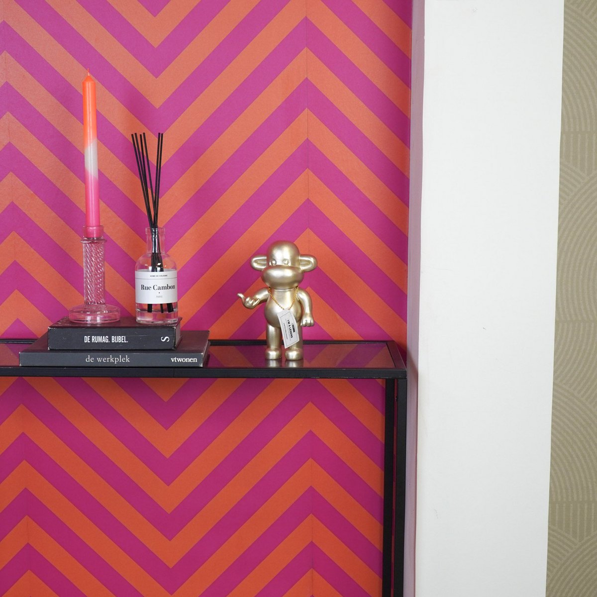 Housevitamin - Ornament - hang losse aap beeldje 'de legende' - polyresin - goud - 11x7x19cm