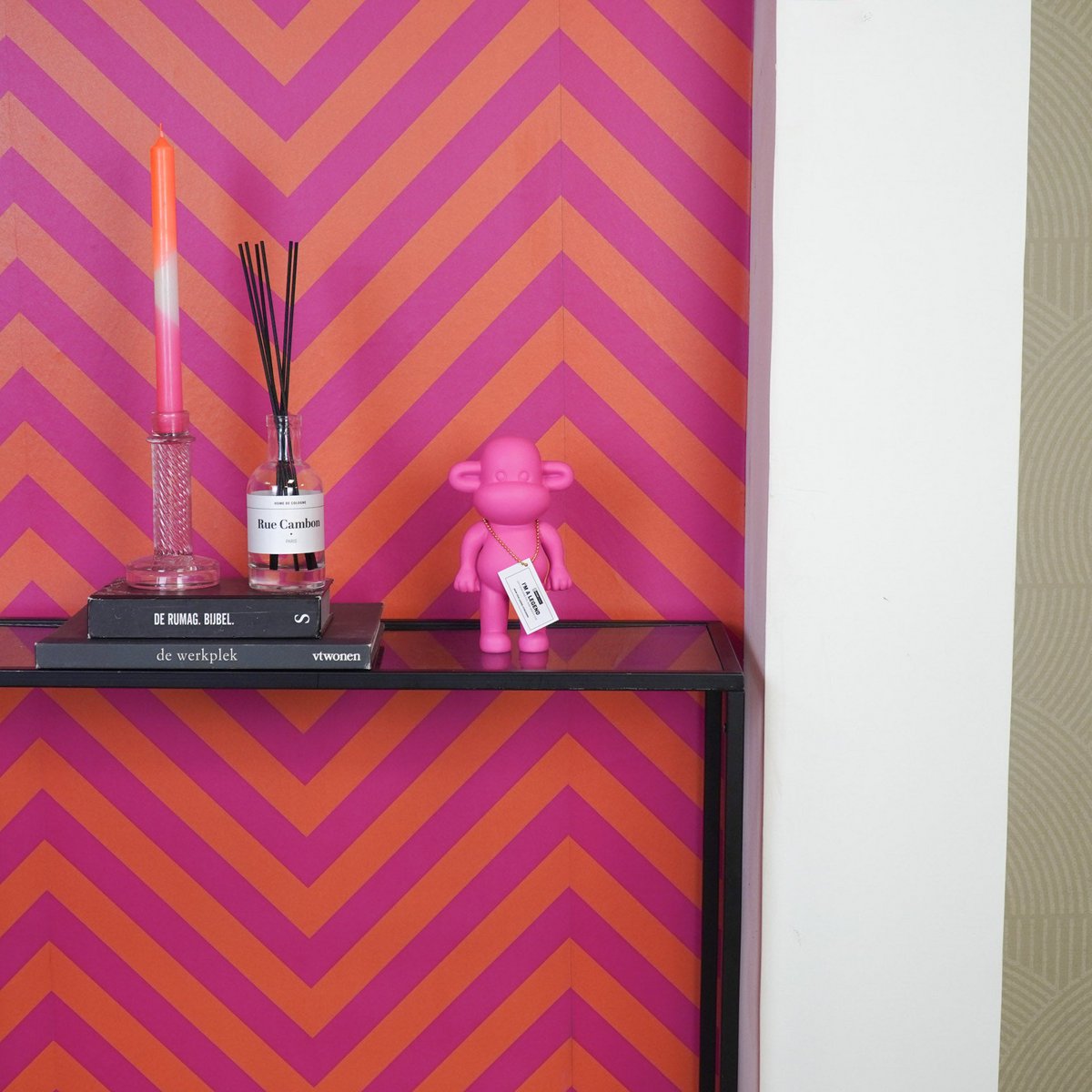 Housevitamin - Ornament - aap -beeldje 'de legende'- polyresin - roze - 11x7x19cm