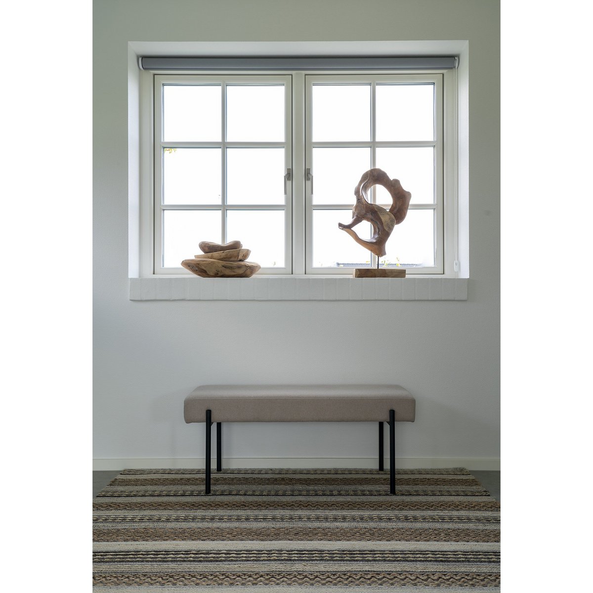 House Nordic - Swindon Bench - Bank, Stein mit schwarzen Beinen, 100x36x42,5 cm, HN1231