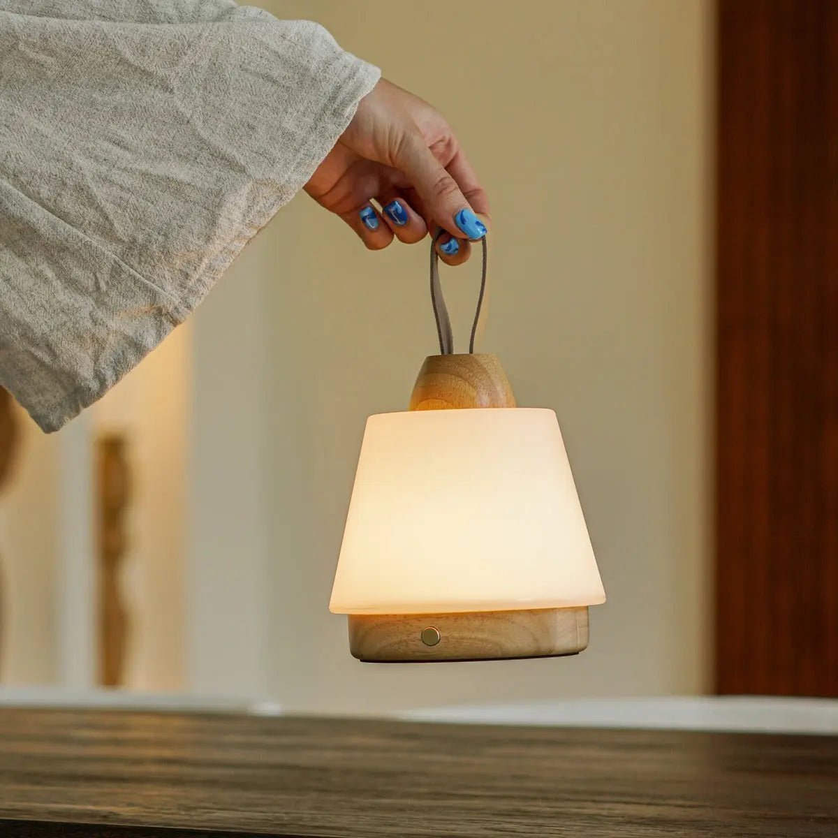 Tavellio-Amsterdam - Liv lichtbruine oplaadbare lamp – lederen band, dimbaar, draadloos