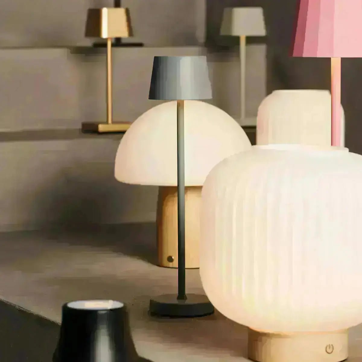 Tavellio-Amsterdam - Harper lichtbruine houten lamp – draadloze oplaadbare tafellamp met handvat