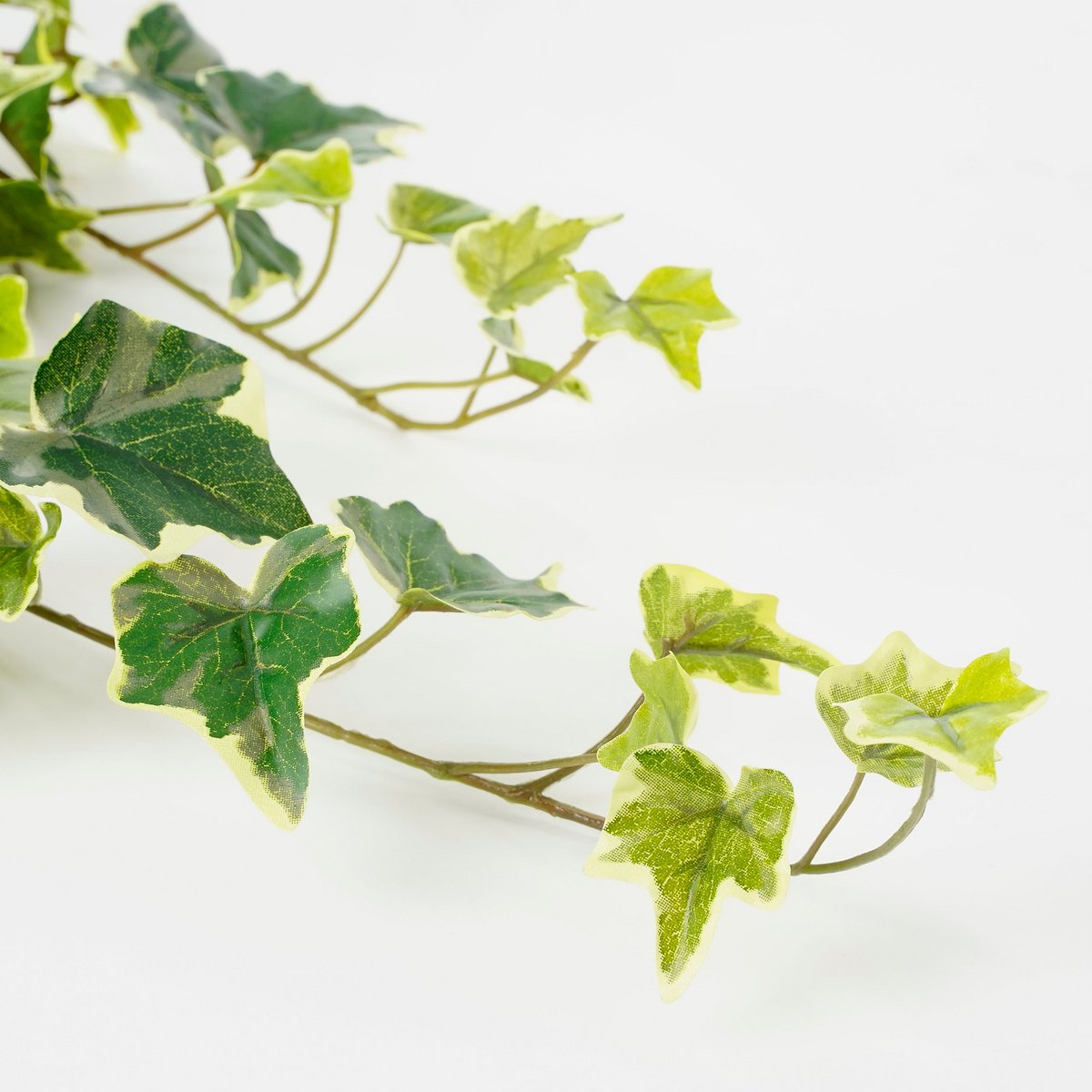 Glimmerdekorationen – künstliche Hängepflanze Hedera – H71 cm – grün bunt