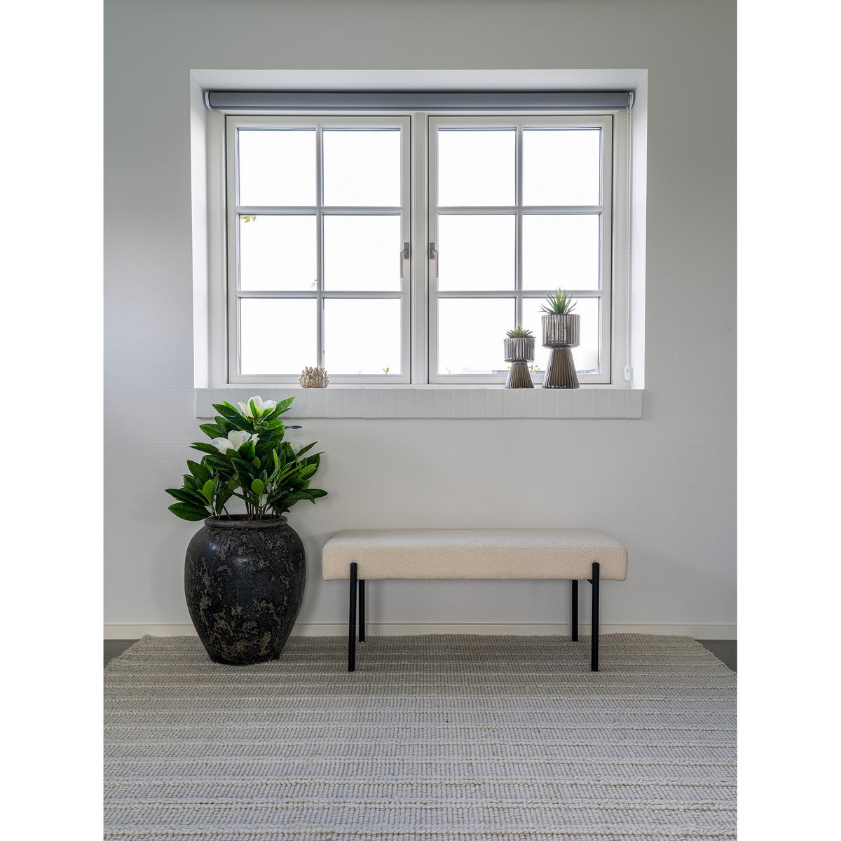 House Nordic – Swindon Bench – Sofa aus Bouclé, weiß mit schwarzen Beinen, 100 x 36 x 42,5 cm, HN1232