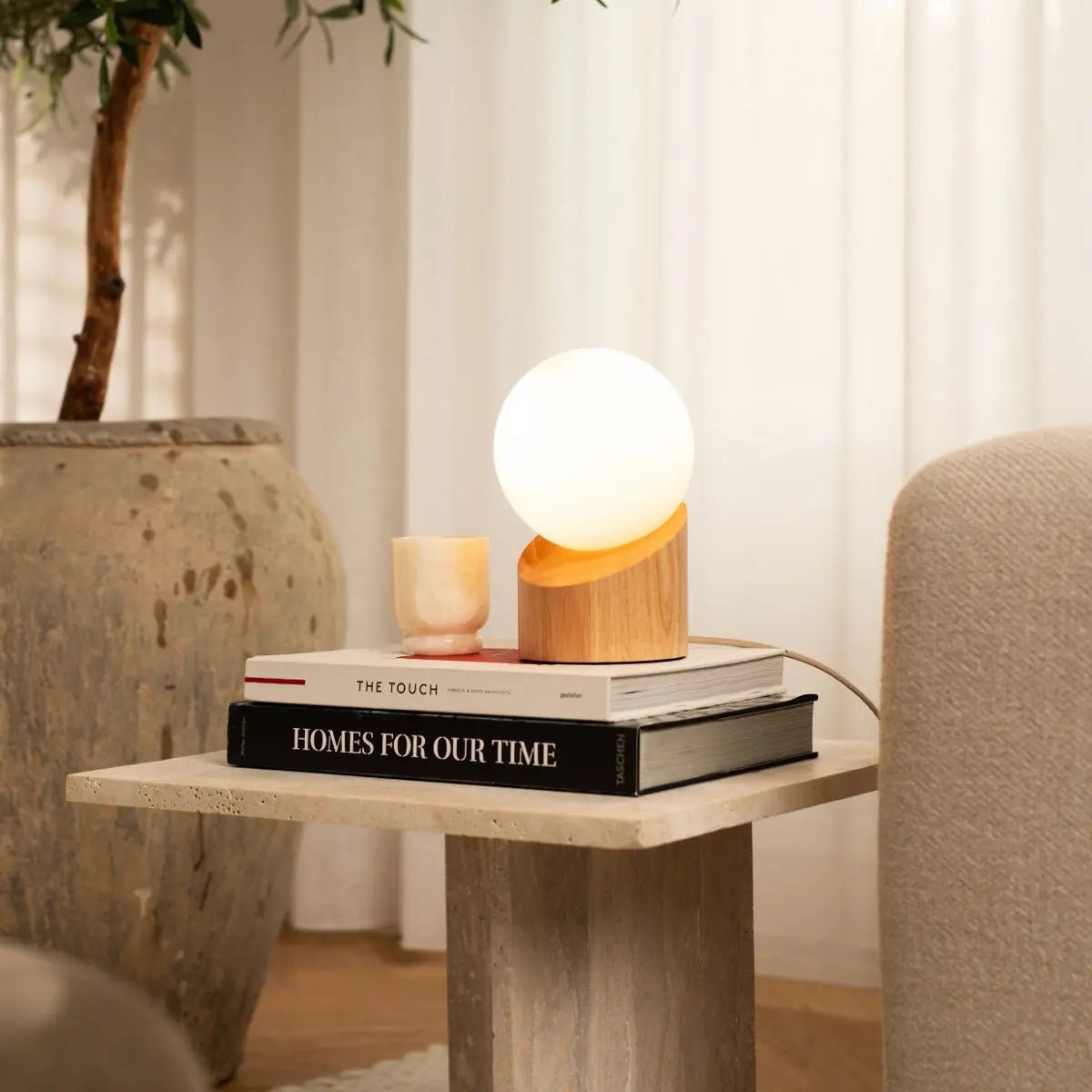 Tavellio-Amsterdam - Quin lichtbruine houten lamp met koord - duurzaam rubberwood en matglas