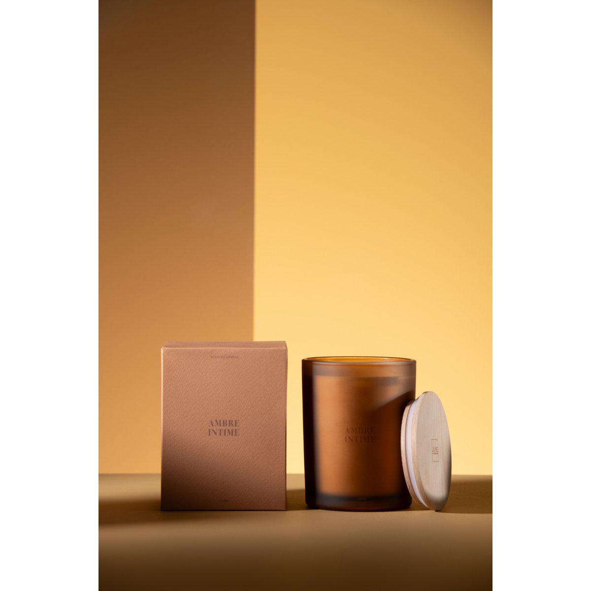 J-Line - Bougie parfumée Accords Essentiels - Ambre Intime - Ocre