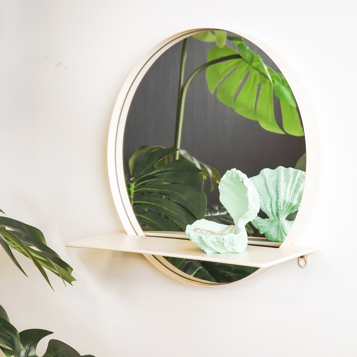 Housevitamin - Spiegel - Rond - Metaal - Met Plank - Zand- Ø40cm