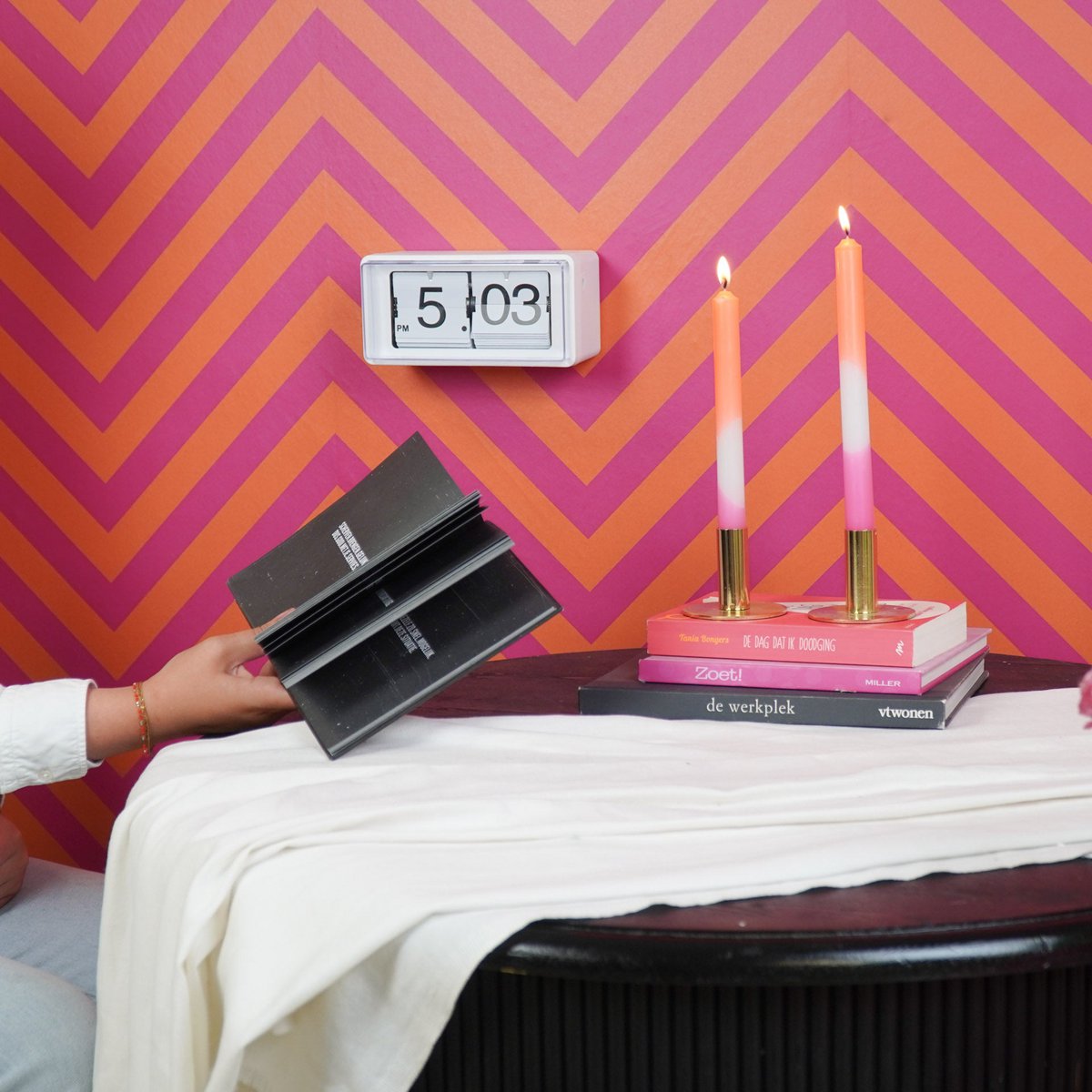 Housevitamin - Klokkastje klok flip over-wit- 22x13x11,5 cm