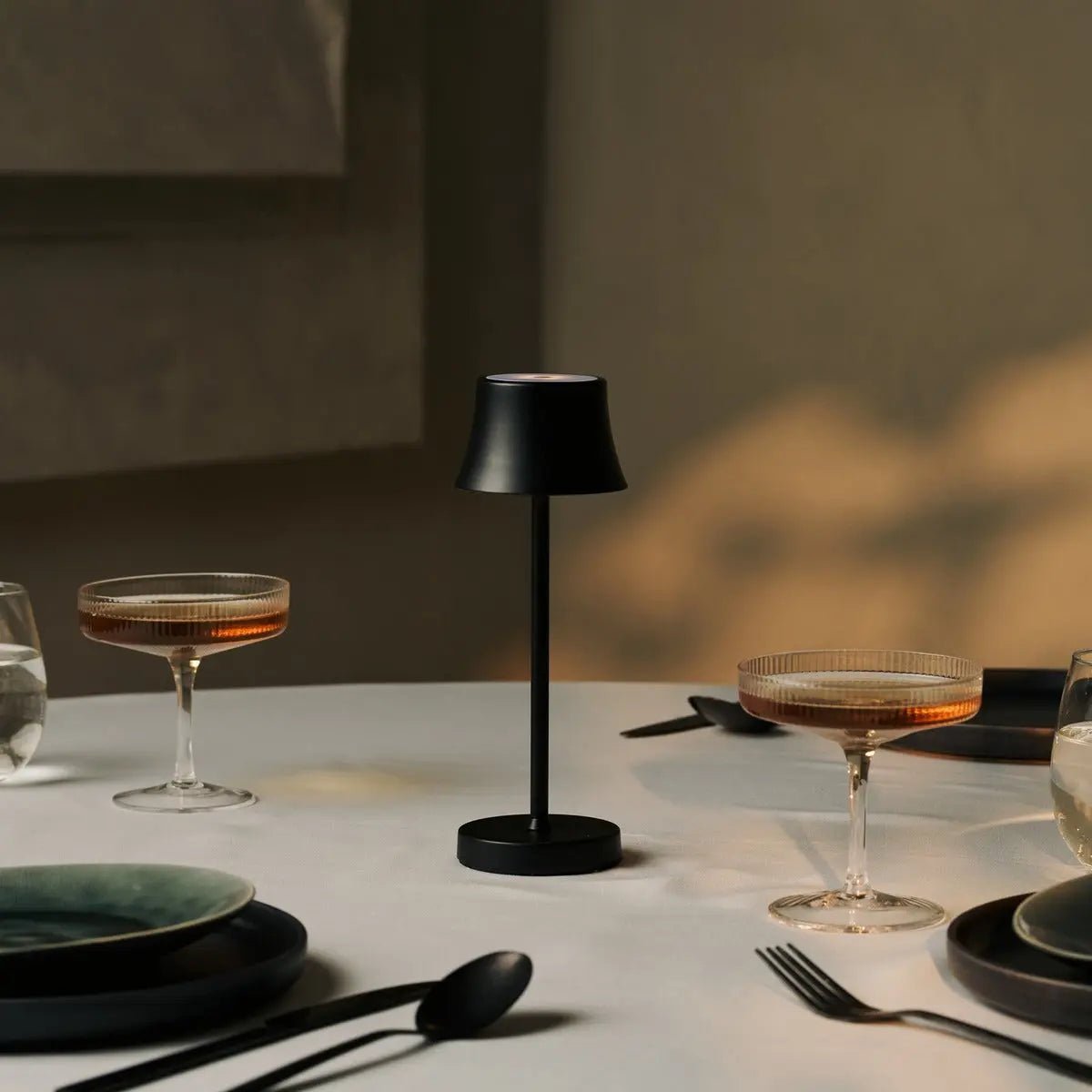 Tavellio-Amsterdam - De pijp mini middernacht zwart oplaadbare tafellamp - Draadloos opladen, dimbare lamp en 3 lichte kleuren