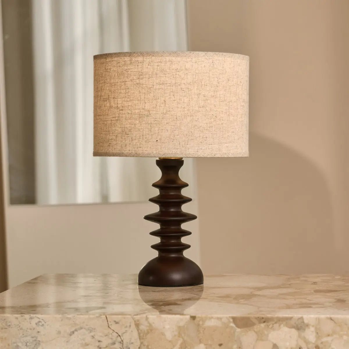 Tavellio-Amsterdam - Bodhi donkerbruine houten lamp met beige lampenkap – elegante verlichting voor elke kamer