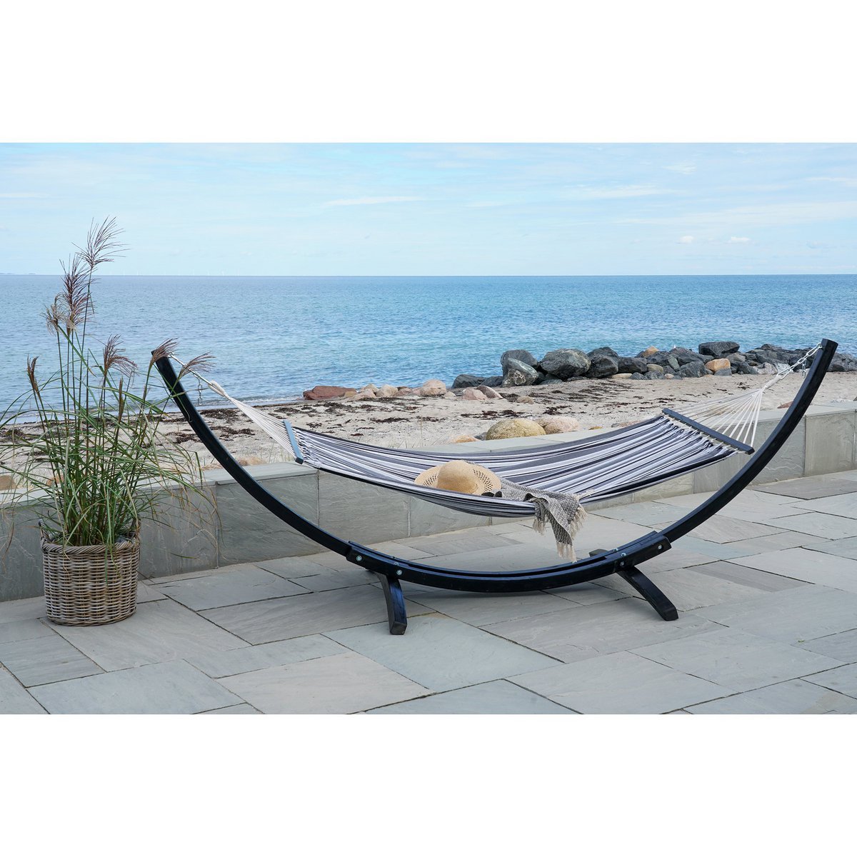 House Nordic - Tripoli Hammock - Hamac sur support en bois, mélèze, polyester/coton, noir/gris/blanc