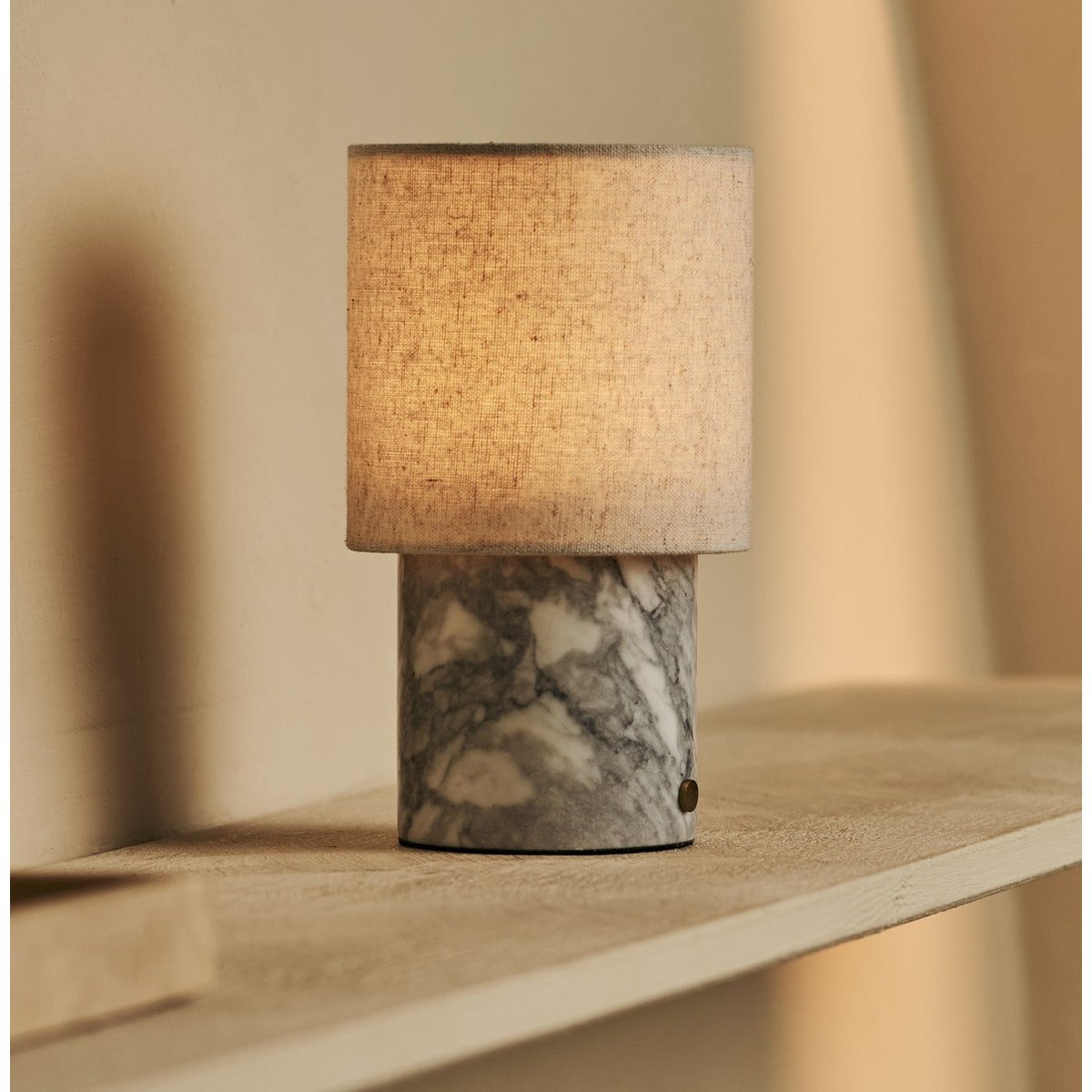 Tavellio-Amsterdam - Onoda witte / Bianco statuarietto - marmeren oplaadbare tafellamp - met linnen verwisselbare lampenkap