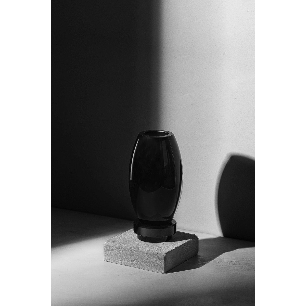 Element Accessories - Moderne vaas, innovatief design, zwart high end glas. RUD30