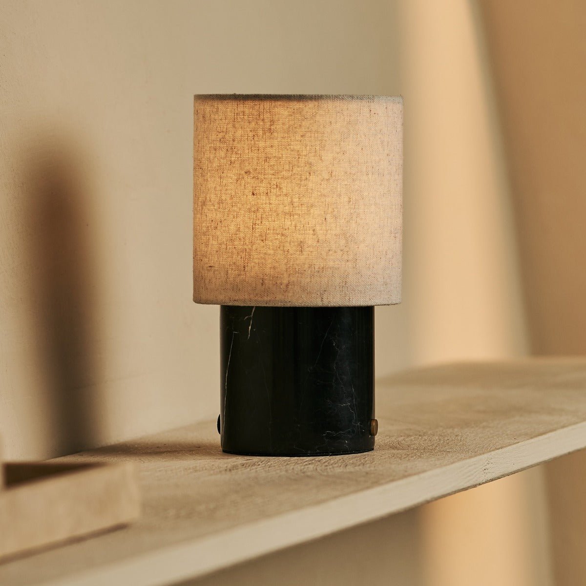 Tavellio-Amsterdam - Onoda Black / Nero Marquina - Marmeren oplaadbare tafellamp - met linnen verwisselbare lampenkap en oplaadbaar ontwerp