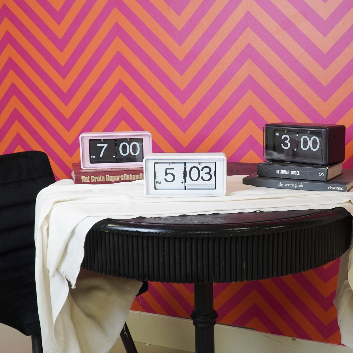 Housevitamin - Klokkabinet klok flip over-zwart- 22x13x11,5 cm