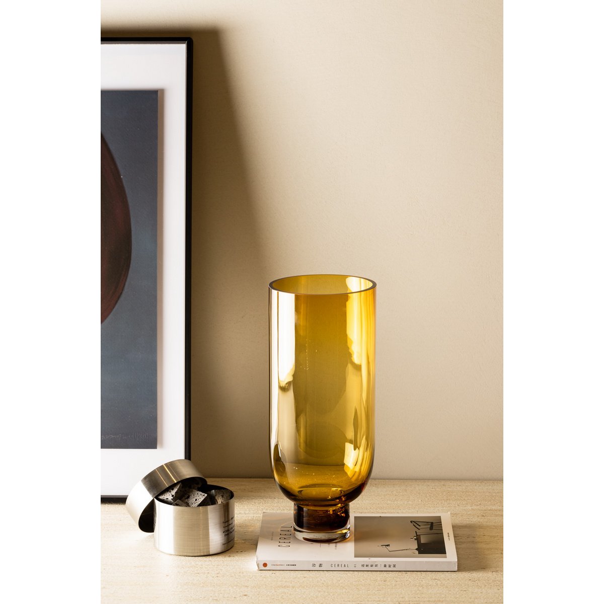 Element Accessories - Sobere moderne hoge glazen vaas, cilindrische vorm op een stevige voet, warm donkeroranje, OMAHA18AM