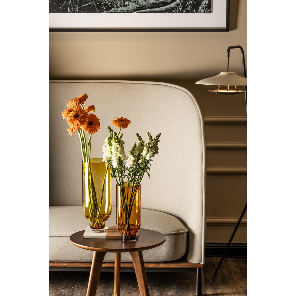 Element Accessories - Sobere moderne glazen vaas, cilindrische vorm op een stevige voet, warm donkeroranje, OMAHA14AM