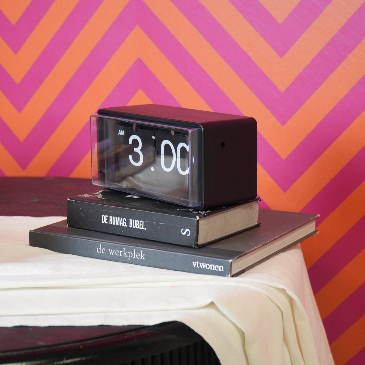 Housevitamin - Klokkabinet klok flip over-zwart- 22x13x11,5 cm