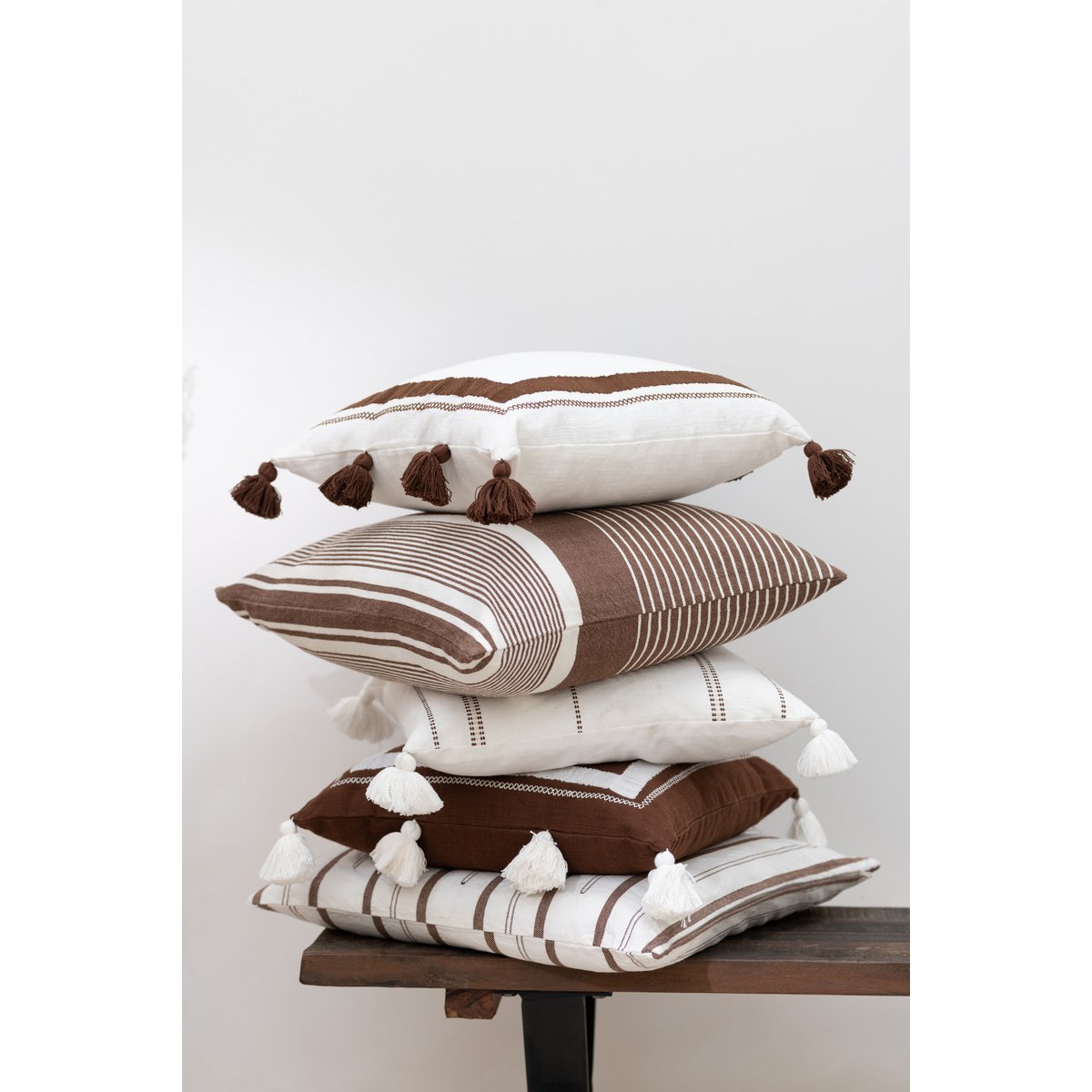 J-Line - Coussin 4 Pompons - Coton - Blanc/Marron