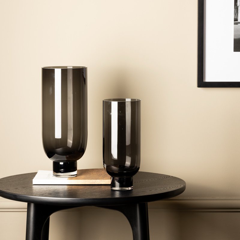 Element Accessories - Sobere moderne hoge glazen vaas, cilindrische vorm op een stevige voet, warm donkeroranje, OMAHA18AM