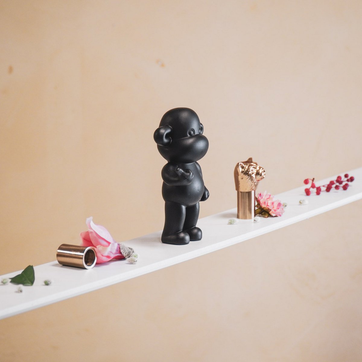 Housevitamin - Ornament - hang los aap beeldje 'de legende' - zwart - 11x7x19cm