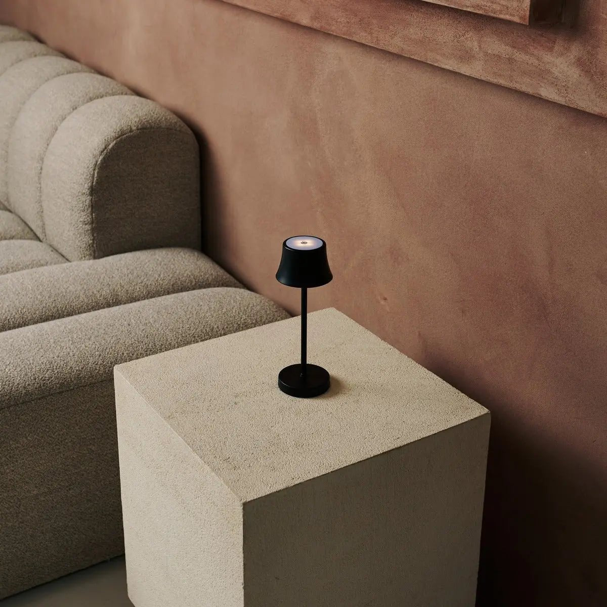 Tavellio-Amsterdam - De pijp mini middernacht zwart oplaadbare tafellamp - Draadloos opladen, dimbare lamp en 3 lichte kleuren