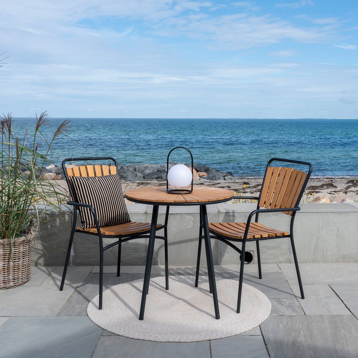 House Nordic - Cleveland Café Table - Café Table, teak tafelblad, naturel, zwarte poten, ø70x74 cm