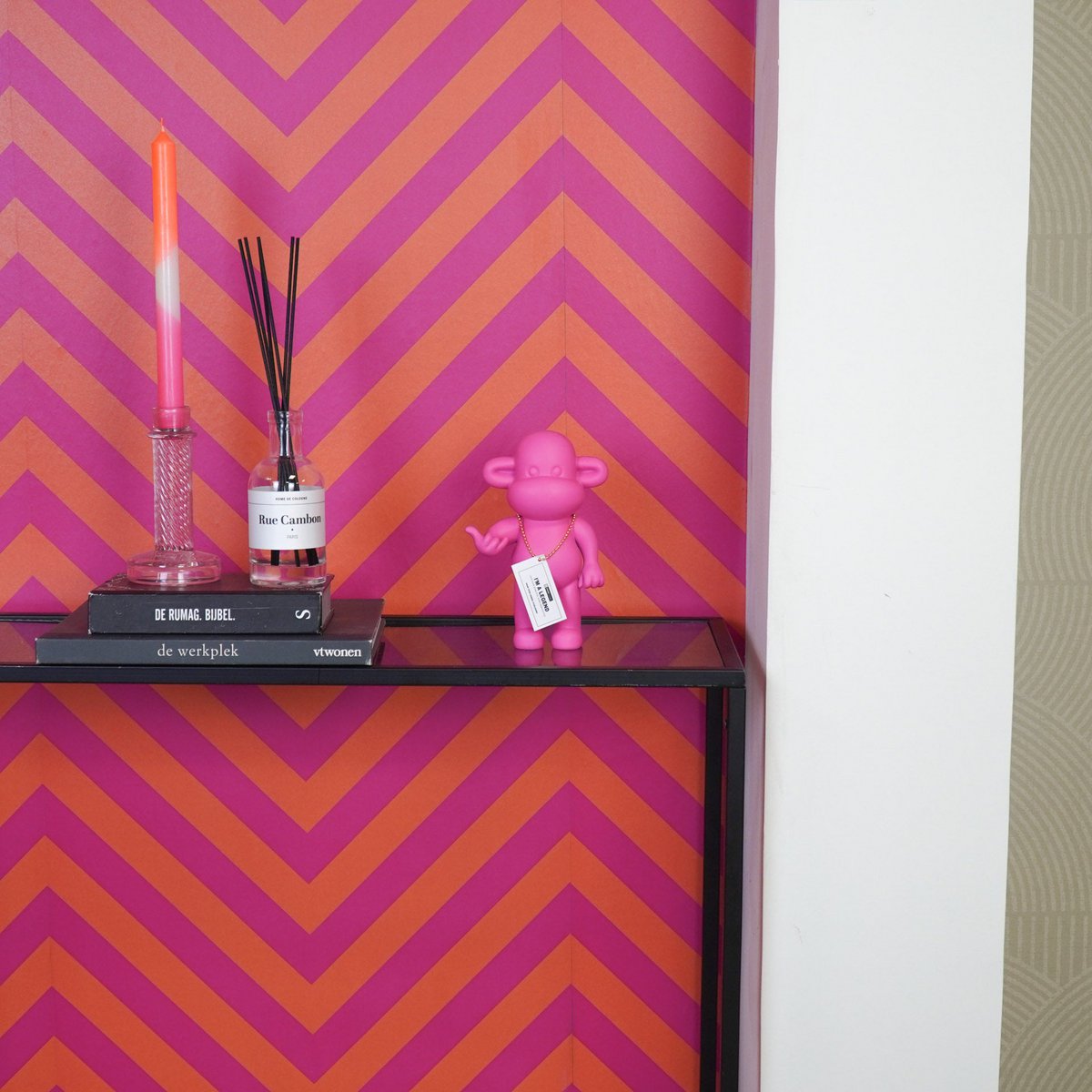 Housevitamin - Ornament - hang losse aap beeldje 'de legende' - roze - 11x7x19cm