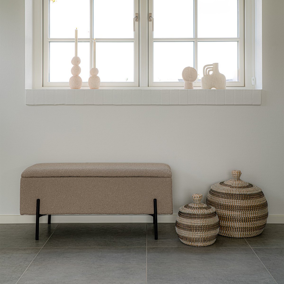 House Nordic - Watford Bench - Bank in bouclé met opbergruimte, beige met zwarte poten, 95x36,5x46 cm, HN1233